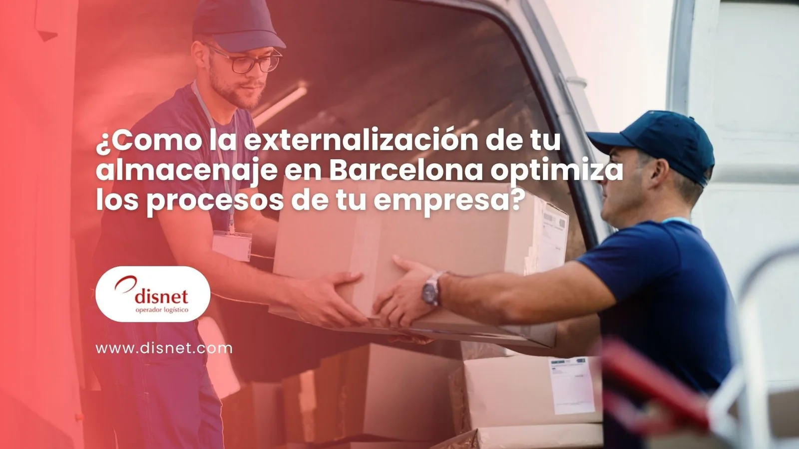 Dos operarios de Disnet cargando cajas en una furgoneta