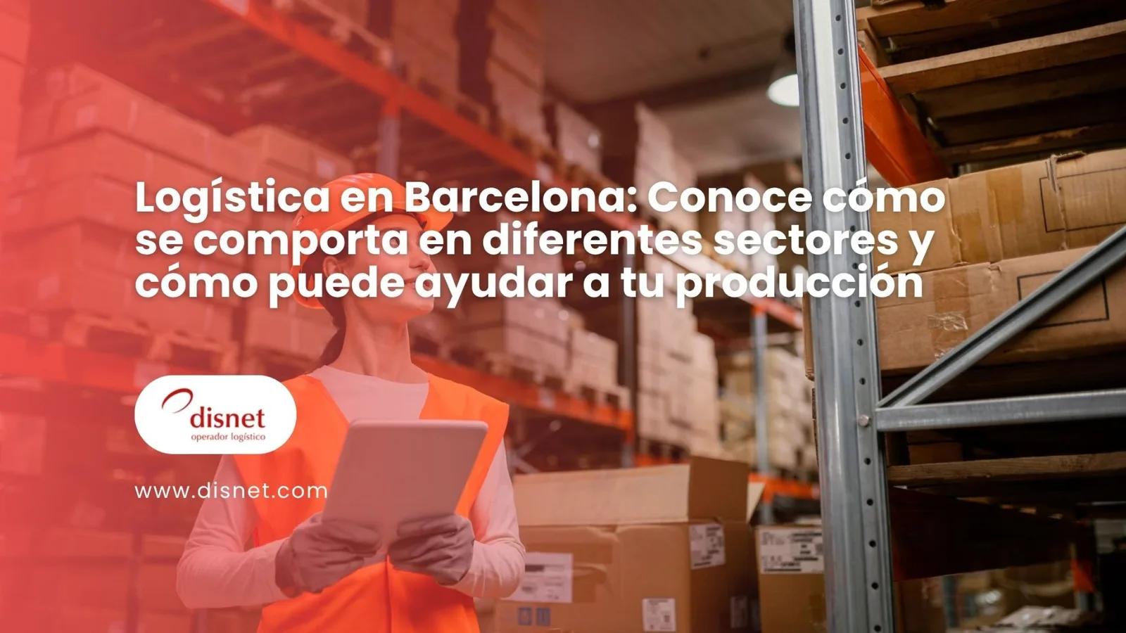 Operaria de Disnet con una tablet entre las estanterías de un almacén logístico